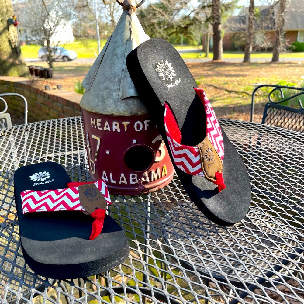 YELLOW BOX Red/white Flip Flops Size 7